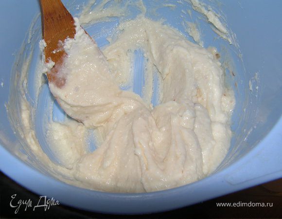 Творог растереть с сахаром и ванилином , добавить йогурт..