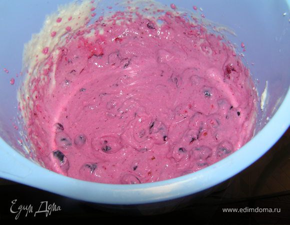 Затем добавить жимолость и взбить миксером ли , что еще лучше в блендере...