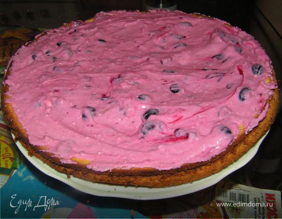 Крем лопаткой распределить по бисквиту...