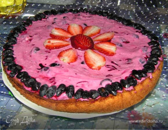 По краю пирога выложить разрезанную пополам жимолость, а в центре сделать цветочек из кружка сливы и  клубники...
Немного охладить в холодильнике