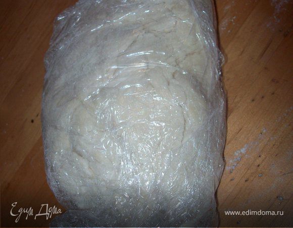 разводим в теплой воде сахар и дрожжи...оставляем до тех пор пока не будет появляться пена, затем добавьте в воду муку и соль. Все тчательно перемешайте. присыпьте стол мукой и вымесите мягкое , нежное тесто. Заверните его в пищевую пленку и оставьте подходить.