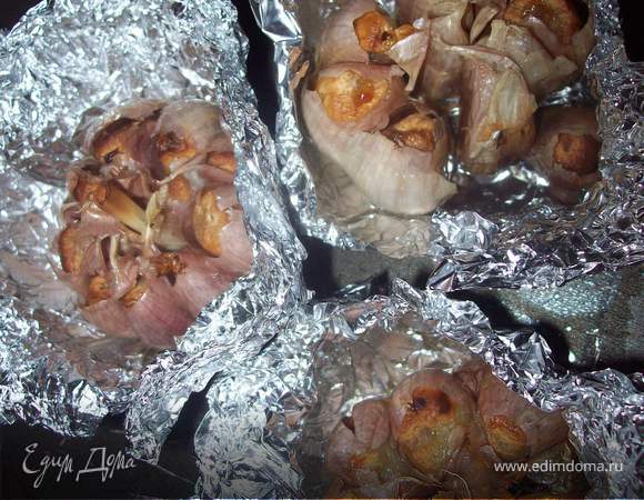 пока подходит тесто займемся чесноком. Снимите с голоски чеснока шелуху и надрежте зубчики так чсто бы показалась мякоть. заверните каждую голоску в фольгу  так что бы зубчики слегка выглядывали. Налейте на чеснок немного оливкового масла и отправьте в духовку разогрету до 220 гр. прмерно на 40 минут (чкснок должен стать мягким , проверяйте готовнойсть зубочисткой). мне показалось. что трех головок чеснока маловато, так что смело делайте 4, а то и 5 головок чеснока.)))