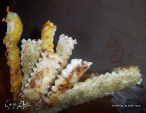 выложите полоски на протвень, предварительно покрытый пергаментом. Взбейте яйца и смажте наши хлебные палочки. Можете присыпать палочки паприкой, сухим чесноком, укропом, да всем тем, что понравися. и отправьте в духовку  разогретую до 220 гр до зарумянивания.