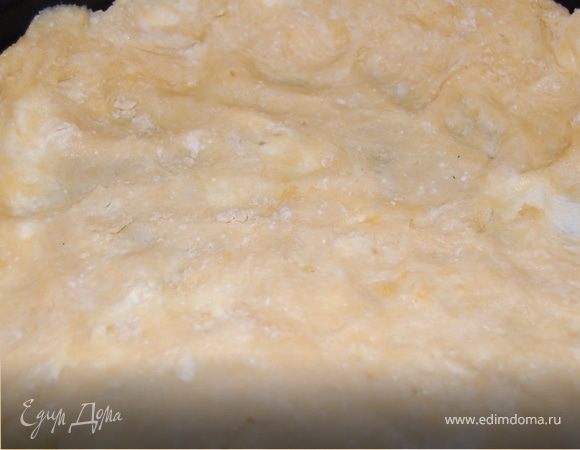 Тесто как всегда, замесили, охладили минут 30 минимум, раскатали, уложили в форму, застеленую бумагой для выпечки. Можно просто в форму, кстати я так всегда делаю. Натыкали вилкой.