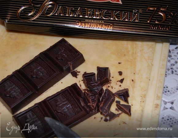  Пока наше тесто "прохлаждается", быстро разобралась с начинкой. Порубила мелко 30 гр шоколада.Я брала полкило свежей вишни, ибо сезон. Вымыла, высушла, удалила косточки. Можно брать и замороженную.