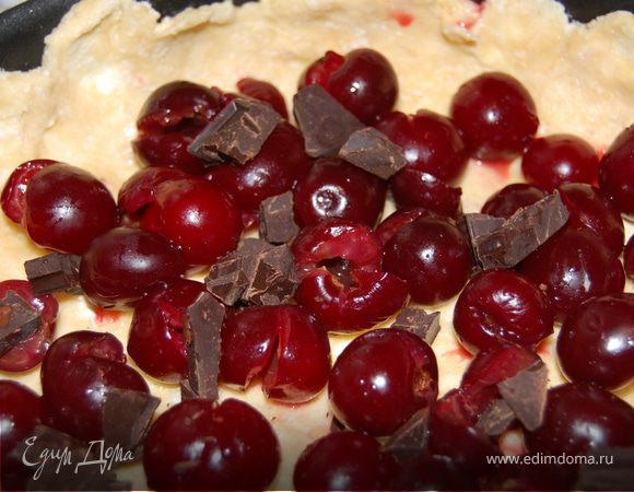 Уложили вишню с шоколадом на тесто.