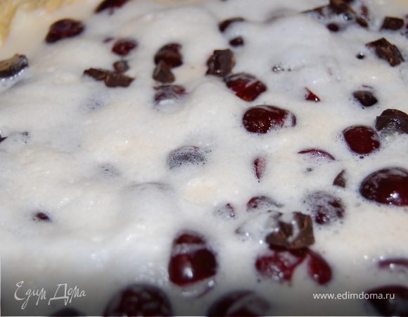 Заливка. Взбили два желтка, две столовых ложки сахара,  100 грамм сливок  в пышную массу. можно взбивать желтки и сливки отдельно.
Взбить белки с двумя пакетиками ванильного сахара, смешать с желтками, вылить на пирог.
