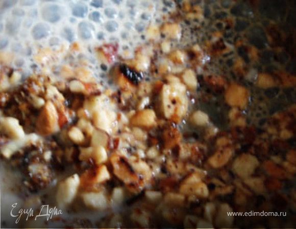 К орехам добавить сахар и кармелизовать их. Добавить молоко и через некоторое время сливки и потушить минут 5-7 до сгущения смеси.Добавить немного сыра(1 ч.л) и сразу снять с огня.Для придания оригинального вкуса можно добавить на этом этапе немного острого перца( любого по вашему вкусу).