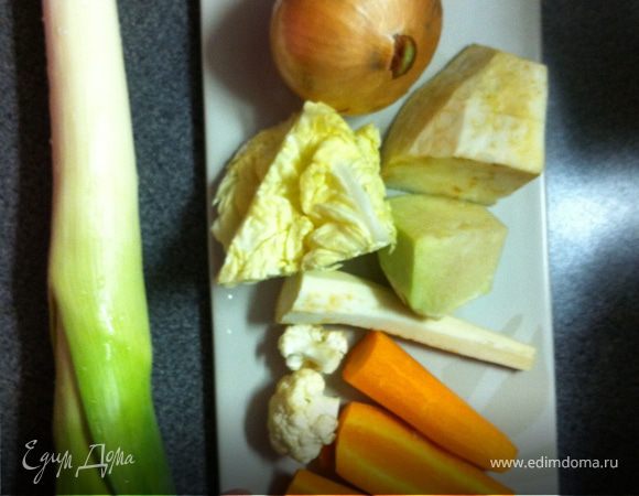 Не маловажную роль в блюдах играет бульон, который вы добавляете. Конечно, проще добавить бульонный кубик, но кто знает, из чего он сделан :) 
Самый простой бульон - курица, сваренная в овощах. Я добавил порей, репчатый лук, корень петрушки, сельдерей, цветную и кочанную капусту и морковь. Я не использую для бульона кости курицы, так как хорошо знаю, как их выращивают)