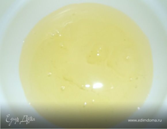 Взбить в пышный светлый крем желтки, 100 г сахара и кипяток.