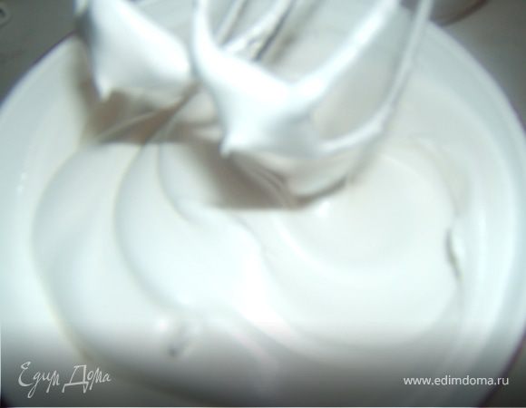 Взбить в пену белки, добавить остаток сахара и снова хорошо взбить. 