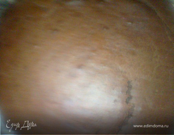 Осторожно ввести муку, соль какао, и взбитые белки в желтковый крем.Переложить тесто в смазанную маслом форму и выпекать при 180С, 25 минут.