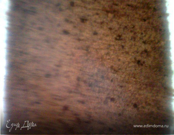 Я выпекала в обычной круглой форме на 26 см. потом просто срезала края и как раз получился квадрат со сторонами 20 на 20 см. Вынуть из формы и остудить, после разделить на 2 части.