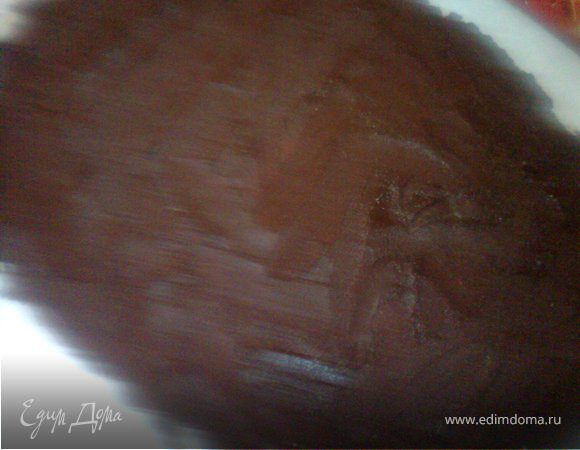 Для шоколадных квадратиков растопить по отдельности плити шоколада на водяной бане, намазать массу ровным слоем на листе пекарской бумаги, когда она чуть застынет разметить квадратики и убрать в прохладное место для затвердения