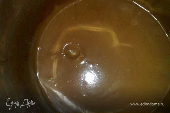 Приготовить шоколадный крем. Для этого вскипятить сливки и добавить в них шоколад и масло. постоянно помешивая довести до растворения шоколада, хорошо перемешать и дать остыть, он после загустеет и получится очень вкусная шоколадная паста