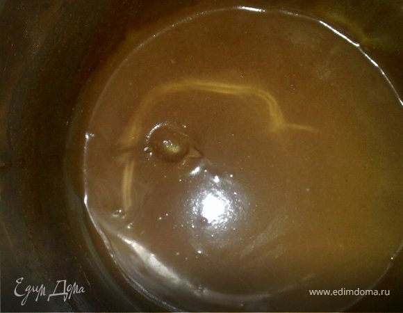 Приготовить шоколадный крем. Для этого вскипятить сливки и добавить в них шоколад и масло. постоянно помешивая довести до растворения шоколада, хорошо перемешать и дать остыть, он после загустеет и получится очень вкусная шоколадная паста