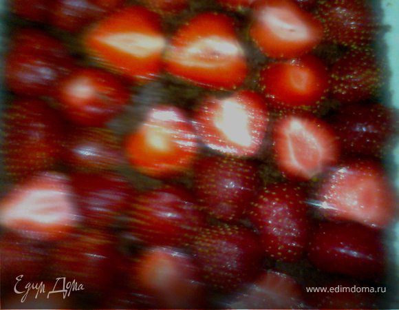 Коржи пропитать сладкой водичкой,на первый корж намазать крем, уложить клубнику, и сверху снова наложить крем, накрыть вторым коржом и его тоже промазать тонким слоем крема