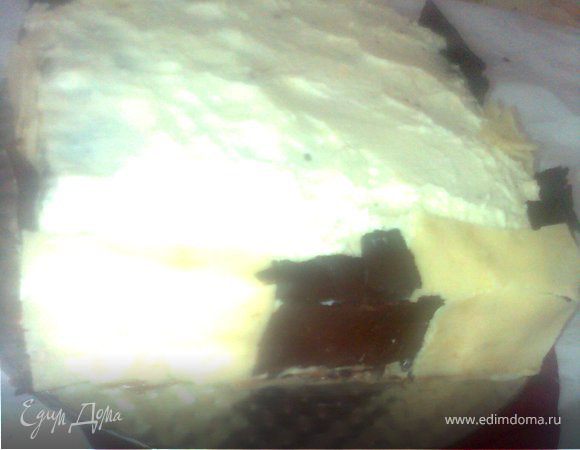 княть шоколад с бумаги и приклеить попеременно по бокам бисквита