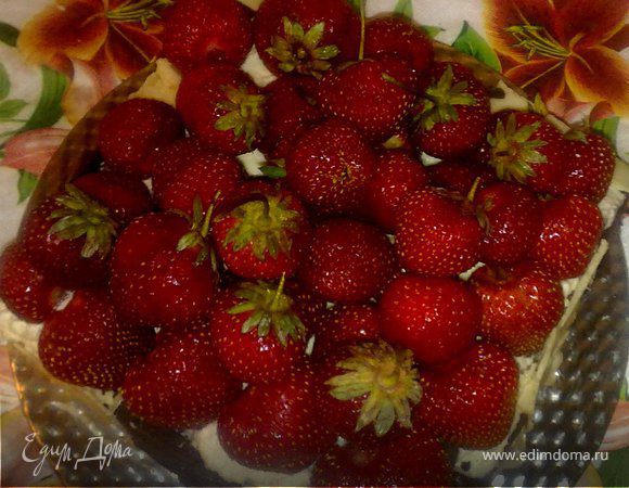 удалить плодоножки с клубники оставив несколько ягод с хвостиками для украшения. Разложить клубнику на сливках