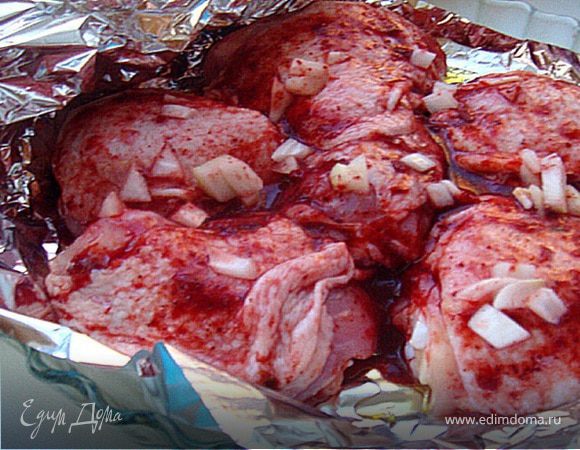 Духовку разогреть до 180 гр.ц. Форму застелить фольгой (блестяшкой внутрь) и полить немного раст. маслом- 1 ст.л. достаточно!
Курочку промыть,обсушить,натереть солью и соусом. Выложить в форму