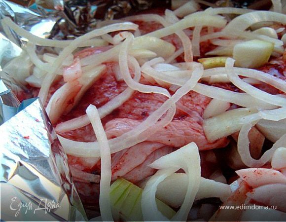 Лук репчатый порезать на любой манер-я резала и кубиками и полукольцами. Засыпать им курочку сверху. Закрыть фольгой и отправить в духовку на 45 минут. За 15 мин. открыть фольгу и уменьшить градусы до 160. Пусть чуток притомится,а кожица-подрумянится.