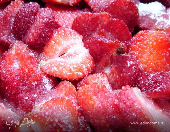 Тем временем порезать половину ягод  и засыпать их 2 ст.л.сахара.