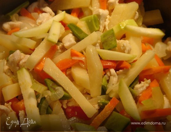 Все овощи и куриные грудки порезать брусочками,фасоль поломать.В кастрюле разогреть растительное масло и быстро обжарить курицу с луком и чесноком.Затем добавить остальные овощи,кроме кабачков.Тушить 5 мин.Добавить кабачок и горячий куриный бульон.Если не хочется утяжелять суп бульоном,то добавьте горячей бутилированной воды.Посолить,поперчить.Варить до готовности(минут 15).Подать к столу свежий хлеб,сметану и мелко рубленную зелень.Приятного аппетита!