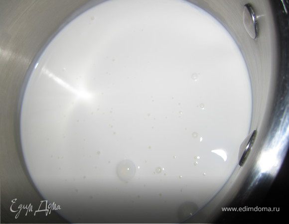 Сливки подогреть.