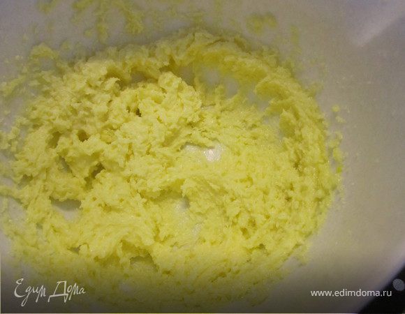 Добавить цедру и сок лимона.
