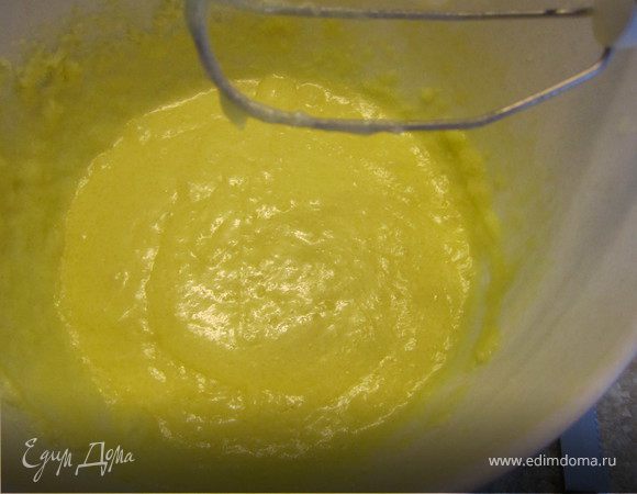 Вбить по одному яйца.