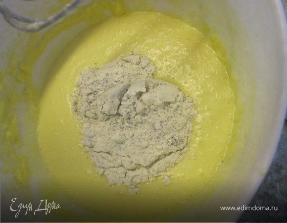 Муку смешать с разрыхлителем, маком и щепоткой соли.
Добавить в маслянно-яичную смесь.