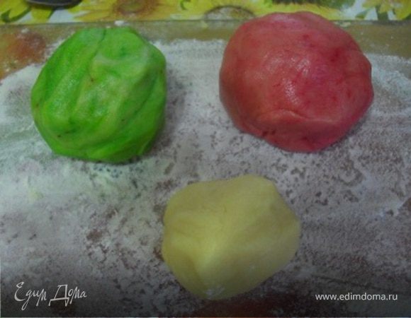 Сделать тесто, смешав яйцо, сахар, соль, маргарин, муку.Замесить гладкое эластичное тесто.Разделить тесто на 3 части: 1 самая большая, 2 чуть меньше, 3 меньше 2 части в 2 раза.В 1 добавить красный пищевой краситель, во 2 зеленый, а 3 часть оставить белой.