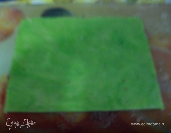 Зеленое тесто раскатать в пласт.