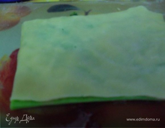 Сверху, зеленый пласт накрыть белым пластом.