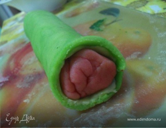 Завернуть цилиндр в совмещенные пласты.Убрать "рулет" в холод на 30 минут.