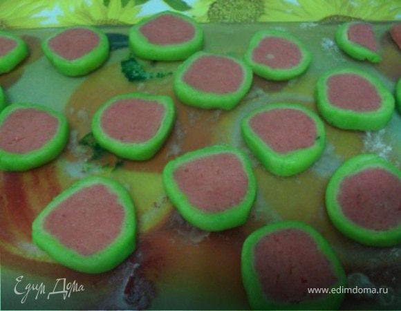 Достать из холода, нарезать на кружочки толщиной 5 мм.