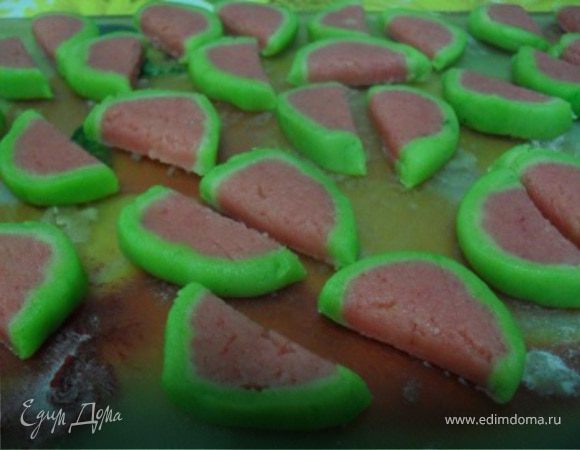 Потом каждый кружочек разрезать пополам, сделать "дольки".