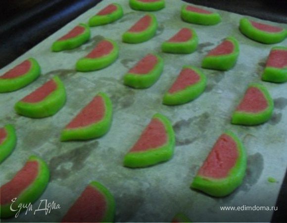 Разложить печенье на пергаменте и отправить в духовку разогретую до 100*С, подсушивать печенье в течение 10-15 минут, печенье не должно потерять цвет.