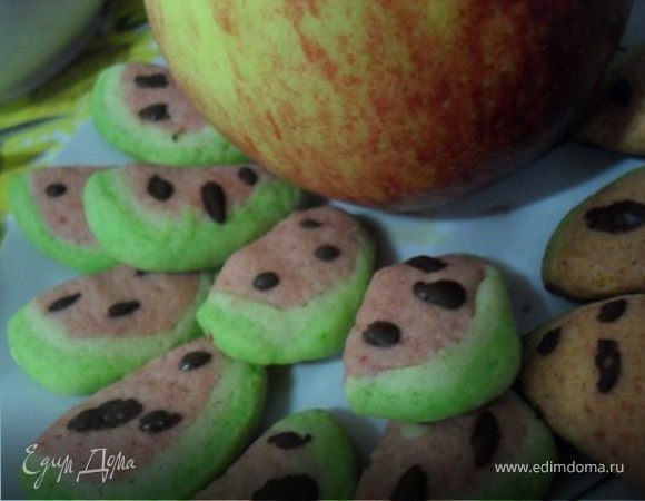 Выпеченное печенье остудить, нарисовать семечки шоколадом.