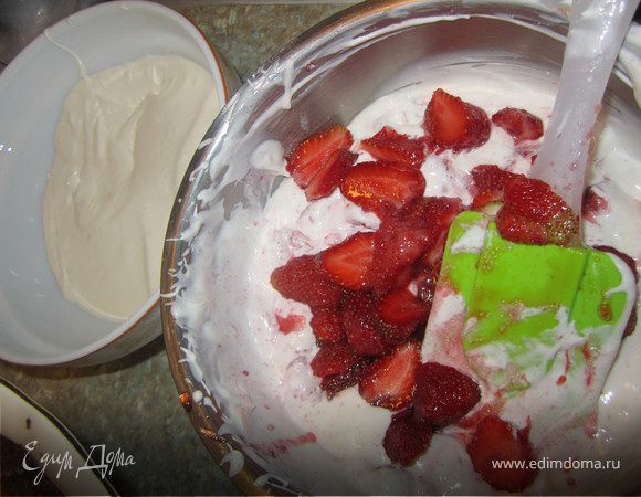 1/4 часть крема отделить.
В оставшийся крем добавить клубнику порезанную пластинками.