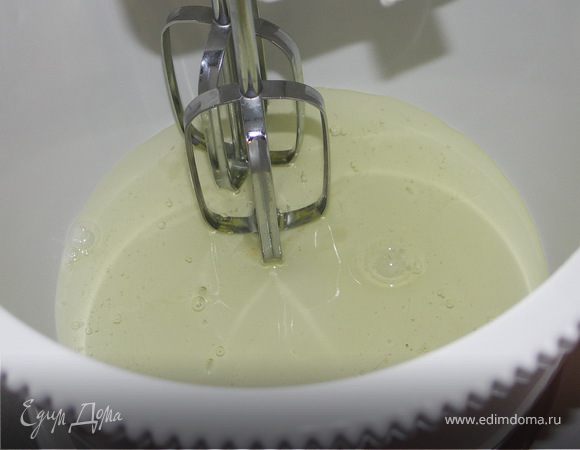 Холодные белки взбиваем несколько минут на небольших оборотах...