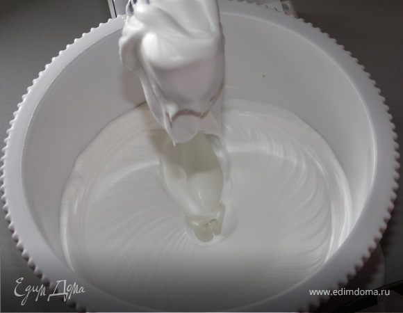 Постепенно увеличиваем скорость.Добавляем сок,экстракт,сахар.Взбиваем до растворения сахара и устойчивой однородной пышности белков(мин 10-12)