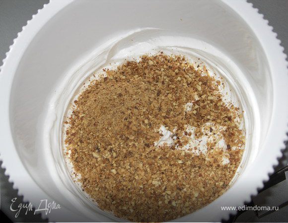 Жареный миндаль измельчаем в блендере.Добавляем к белкам...