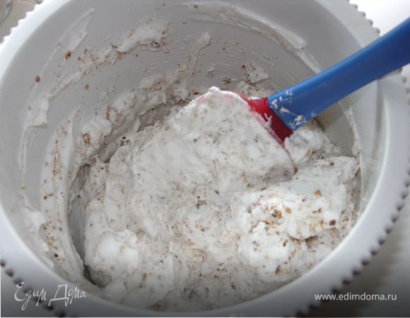 Лопаткой аккуратно перемешиваем.