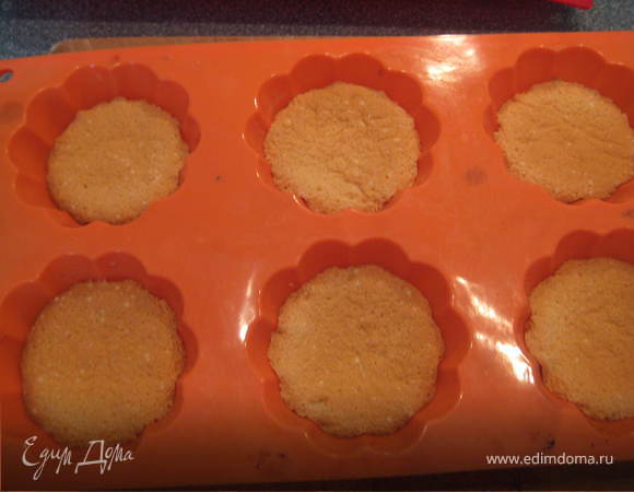 Разливаем тесто по силиконовым формочкам для маффинов,заполняя их до половины.Выпекаем при 180 градусах около 13-15 минут.