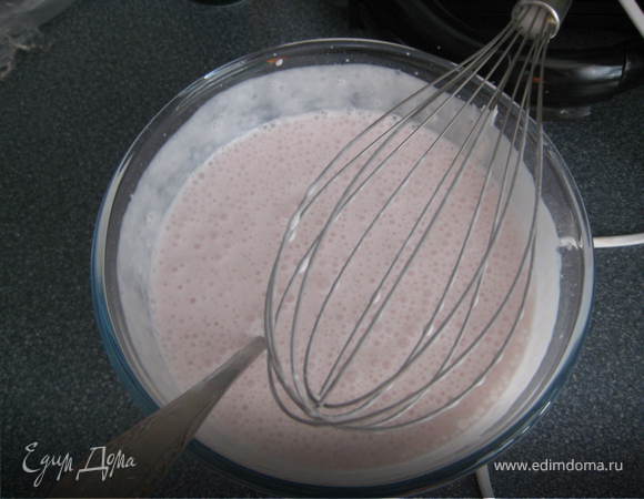 Тонкой сруйкой вводим желатин в сметанно-йогуртовую смесь и взбиваем на медленной скорости.