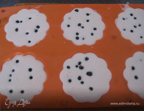 Разливаем мусс по формочкам и засыпаем чернику,некоторые ягодки утонут,некоторые остануться на поверхности.Отправляем формочки в морозилку на 40-50 минут.