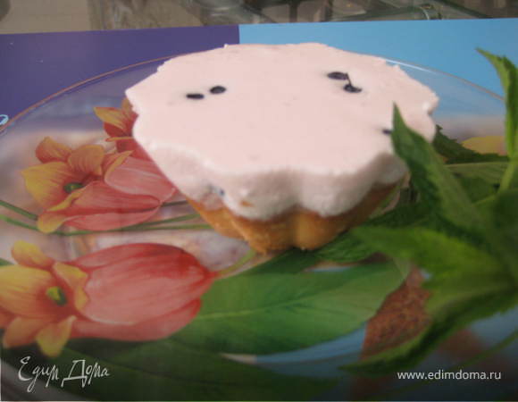 Достаем формы из морозилки,достаем корзиночки перекладываем десерты в холодильник.