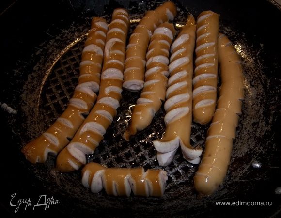 Делаем надрезы на сосисках.Поджариваем в течении 10мин.