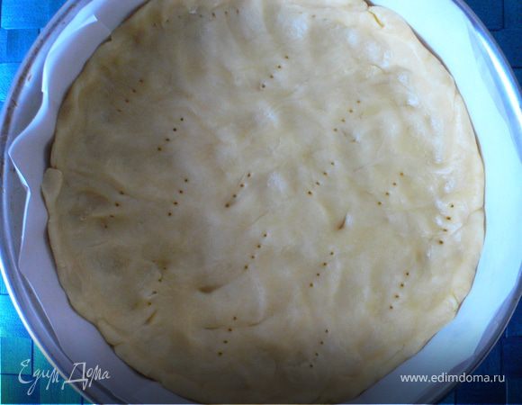 Замесить песочное тесто(на холод на 30-40минут).Выложить готовое тесто на пергамент и выпекать при t175 15-20минут